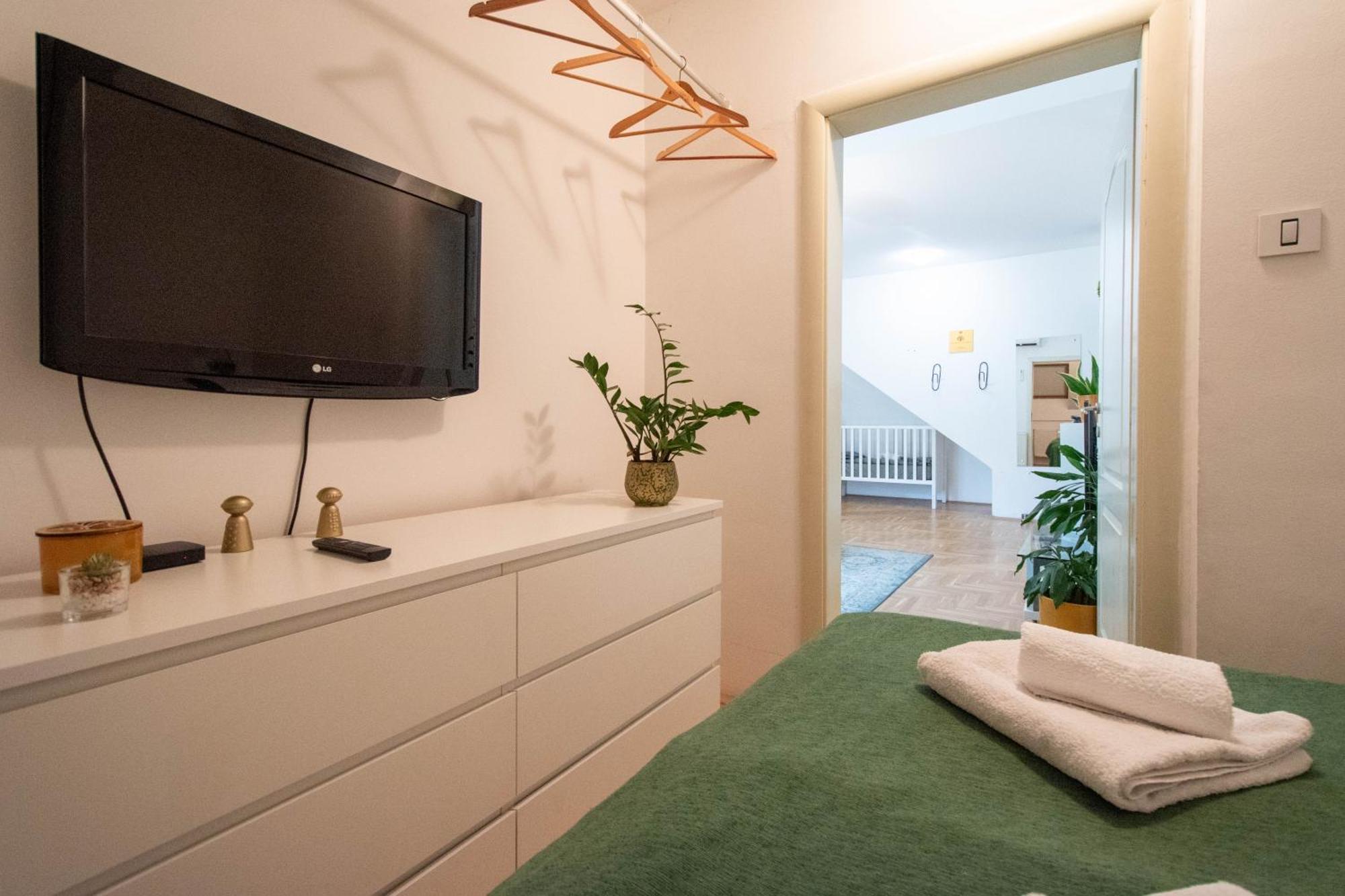 Spacious 1-Bedroom Apartment Novi Sad Esterno foto
